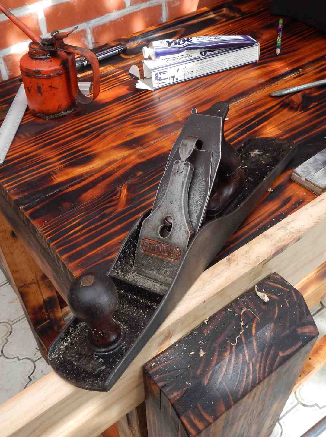 Koen meet een plank af bij het maken van een Trapgat in Haacht