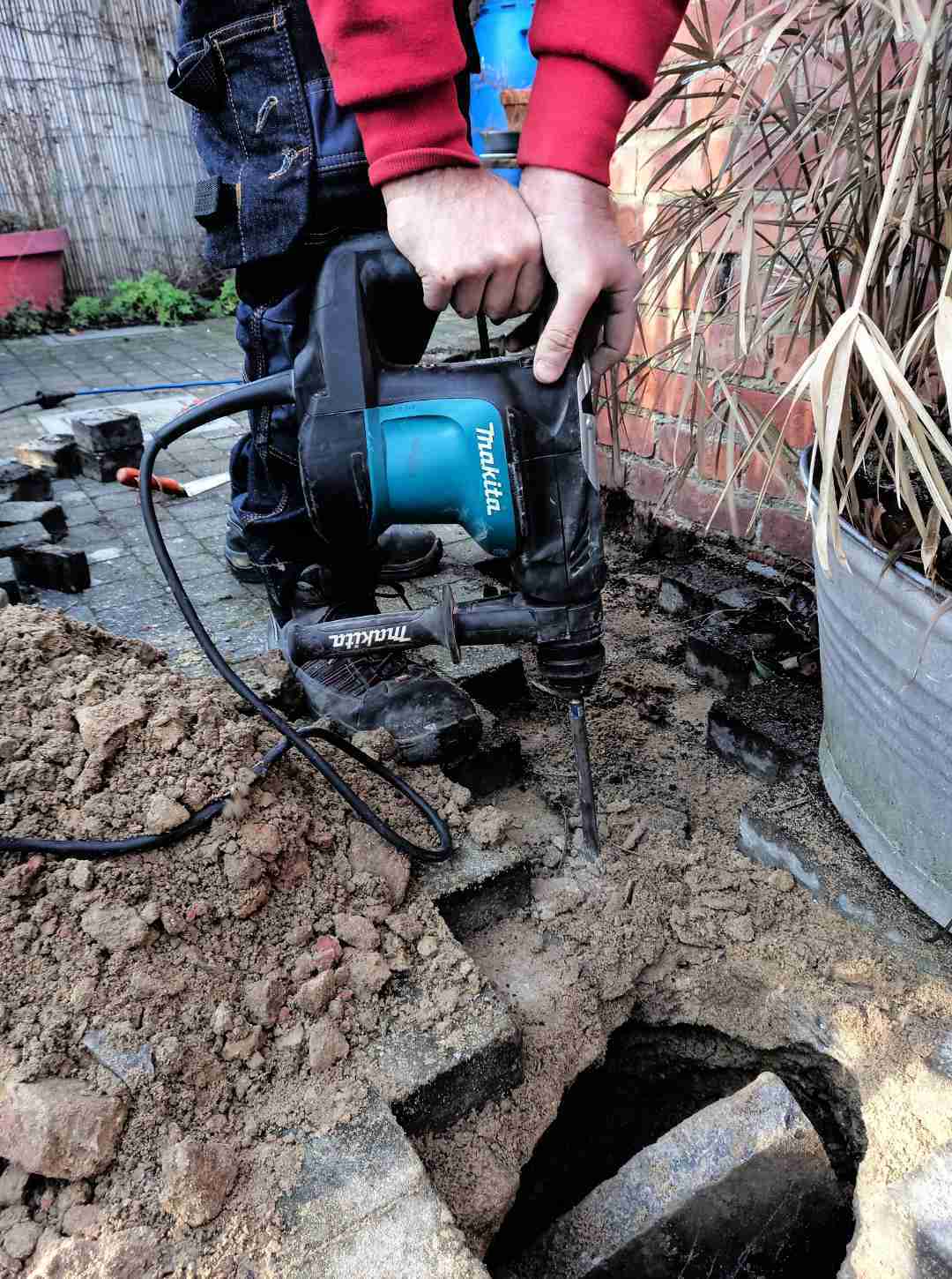 Koen is een werkblad aan het afschrapen om opnieuw in te oliën